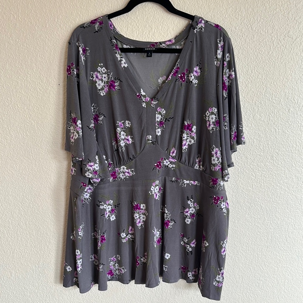 Torrid Gray Flutter Sleeve V-Neck Blouse: plus size 5.
